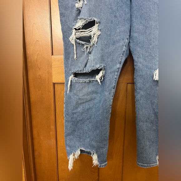 Hollister Curvy Ultra High Rise Vintage Straight Distressed Jeans Size 34 / 19S - Picture 4 of 15